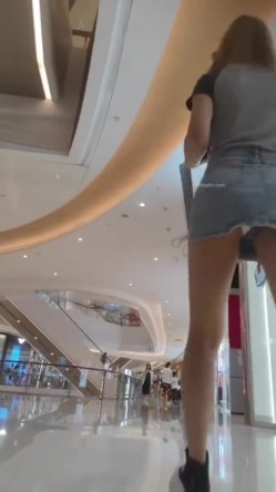 商城跟随偷窥漂亮牛仔裙小姐姐 撅着屁屁穿着白色小内内走路一摆一摆好快 截图6