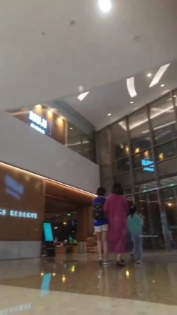 商城跟随偷窥漂亮牛仔裙小姐姐 撅着屁屁穿着白色小内内走路一摆一摆好快 截图16