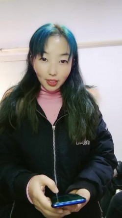 良家小少妇跑到大哥家里激情啪啪，全程露脸让大哥按着头草嘴，多体位无套抽插主动上位浪叫不止，让大哥射嘴 截图1