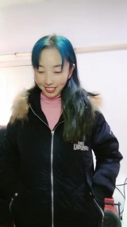 良家小少妇跑到大哥家里激情啪啪，全程露脸让大哥按着头草嘴，多体位无套抽插主动上位浪叫不止，让大哥射嘴 截图2