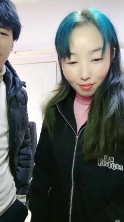 良家小少妇跑到大哥家里激情啪啪，全程露脸让大哥按着头草嘴，多体位无套抽插主动上位浪叫不止，让大哥射嘴 截图3