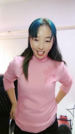 良家小少妇跑到大哥家里激情啪啪，全程露脸让大哥按着头草嘴，多体位无套抽插主动上位浪叫不止，让大哥射嘴 截图4