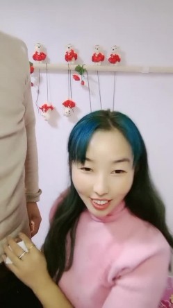 良家小少妇跑到大哥家里激情啪啪，全程露脸让大哥按着头草嘴，多体位无套抽插主动上位浪叫不止，让大哥射嘴 截图6
