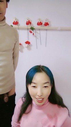 良家小少妇跑到大哥家里激情啪啪，全程露脸让大哥按着头草嘴，多体位无套抽插主动上位浪叫不止，让大哥射嘴 截图7