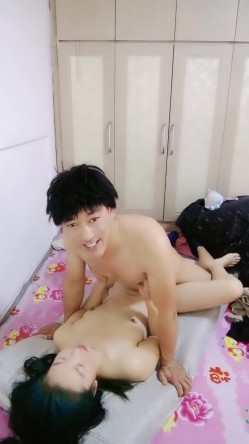 良家小少妇跑到大哥家里激情啪啪，全程露脸让大哥按着头草嘴，多体位无套抽插主动上位浪叫不止，让大哥射嘴 截图14