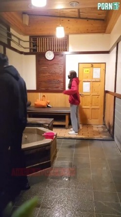 情侣私人温泉旅馆被工作人员暗藏摄像头偷拍传网络,受害女崩溃大哭 截图1
