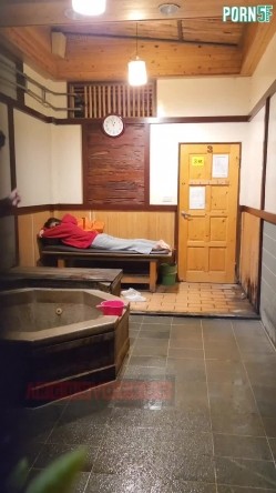 情侣私人温泉旅馆被工作人员暗藏摄像头偷拍传网络,受害女崩溃大哭 截图2