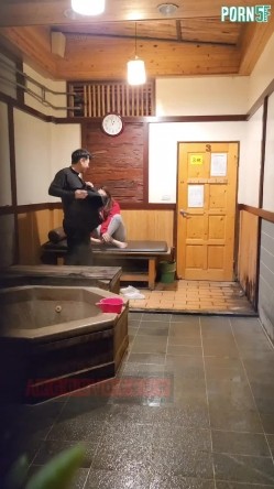 情侣私人温泉旅馆被工作人员暗藏摄像头偷拍传网络,受害女崩溃大哭 截图3
