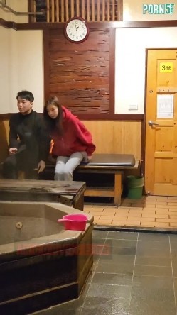情侣私人温泉旅馆被工作人员暗藏摄像头偷拍传网络,受害女崩溃大哭 截图4