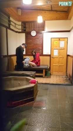 情侣私人温泉旅馆被工作人员暗藏摄像头偷拍传网络,受害女崩溃大哭 截图5