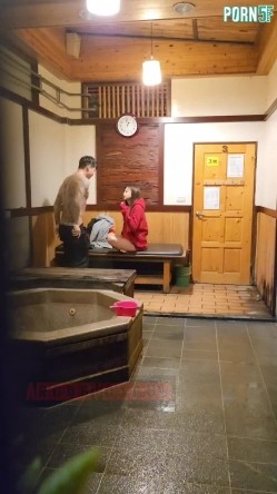 情侣私人温泉旅馆被工作人员暗藏摄像头偷拍传网络,受害女崩溃大哭 截图6
