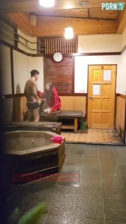 情侣私人温泉旅馆被工作人员暗藏摄像头偷拍传网络,受害女崩溃大哭 截图7