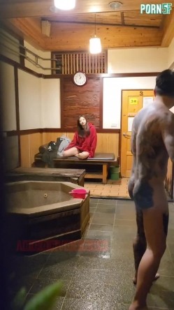 情侣私人温泉旅馆被工作人员暗藏摄像头偷拍传网络,受害女崩溃大哭 截图8
