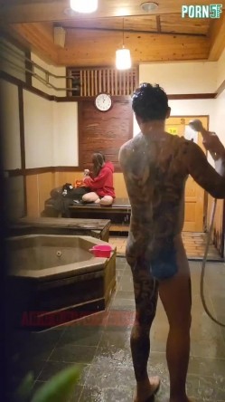 情侣私人温泉旅馆被工作人员暗藏摄像头偷拍传网络,受害女崩溃大哭 截图9