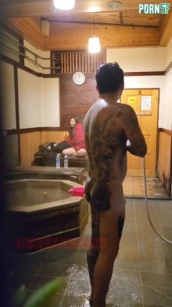 情侣私人温泉旅馆被工作人员暗藏摄像头偷拍传网络,受害女崩溃大哭 截图10