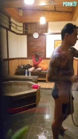 情侣私人温泉旅馆被工作人员暗藏摄像头偷拍传网络,受害女崩溃大哭 截图11