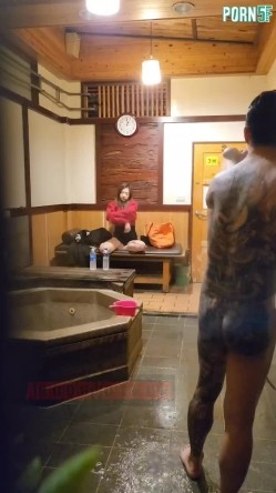情侣私人温泉旅馆被工作人员暗藏摄像头偷拍传网络,受害女崩溃大哭 截图12