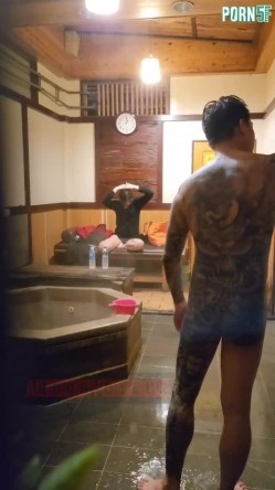 情侣私人温泉旅馆被工作人员暗藏摄像头偷拍传网络,受害女崩溃大哭 截图14