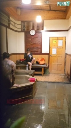 情侣私人温泉旅馆被工作人员暗藏摄像头偷拍传网络,受害女崩溃大哭 截图15