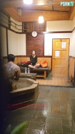 情侣私人温泉旅馆被工作人员暗藏摄像头偷拍传网络,受害女崩溃大哭 截图16