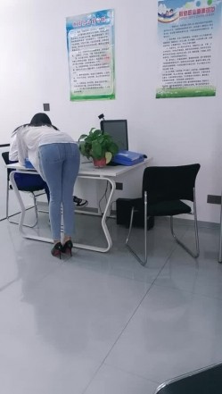 【雅儿老湿】扶瑶 退役模特 白衫短裙 美腿丝袜 沟搭男学弟 无套狂操内射流白浆精液 截图5