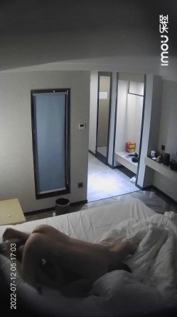 新流出乐橙酒店摄像头偷拍老哥捡尸感情受挫醉酒少妇把闺蜜支走和她啪啪 截图2