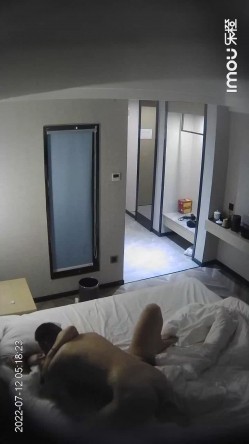 新流出乐橙酒店摄像头偷拍老哥捡尸感情受挫醉酒少妇把闺蜜支走和她啪啪 截图3