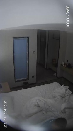 新流出乐橙酒店摄像头偷拍老哥捡尸感情受挫醉酒少妇把闺蜜支走和她啪啪 截图13