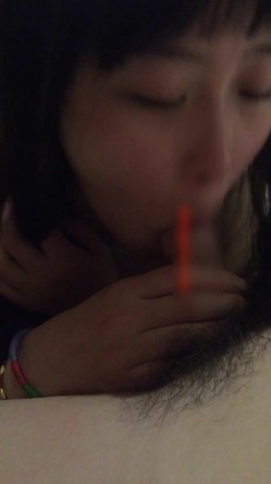度娘盘最新泄漏眼镜学生情侣淫乱私生活外表看似素雅单纯妹骨子里这么淫荡能给自己玩的淫叫不止很会吃屌国语对白 截图14