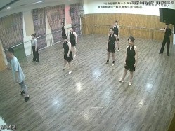 舞蹈班《监控破解》偷拍多位美女学员后台换衣服 截图14
