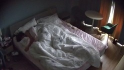 酒店偷拍 ️大学生情侣有点混血的苗条靓妹和男友跨年炮激情啪啪 截图3