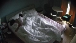 酒店偷拍 ️大学生情侣有点混血的苗条靓妹和男友跨年炮激情啪啪 截图4