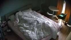 酒店偷拍 ️大学生情侣有点混血的苗条靓妹和男友跨年炮激情啪啪 截图5