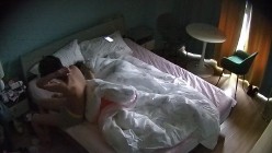 酒店偷拍 ️大学生情侣有点混血的苗条靓妹和男友跨年炮激情啪啪 截图6