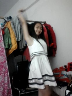 浙江某艺校小美女太漂亮了试衣间还各种衣服卖萌脱衣自拍视频9部 小小年纪就展示出那么性感的身材 截图5