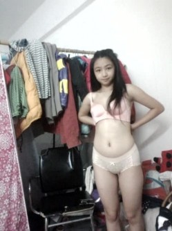 浙江某艺校小美女太漂亮了试衣间还各种衣服卖萌脱衣自拍视频9部 小小年纪就展示出那么性感的身材 截图12