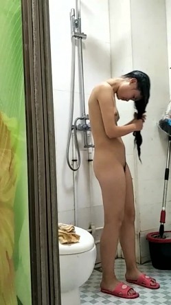 趁表妹洗头时候眼睛无法睁开的时候偷拍她洗澡,可能女人第六感觉察觉到了,表妹问谁在外面 截图2