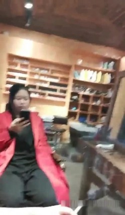 幼教老师小悦儿和闺蜜发廊剪发勾引了理发师回宿舍啪啪4P大战 截图1