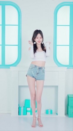 B站170长腿妹【芋圆有点甜】性感空姐写真丝袜美腿巨乳 热舞视频 截图1