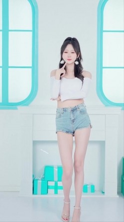 B站170长腿妹【芋圆有点甜】性感空姐写真丝袜美腿巨乳 热舞视频 截图3