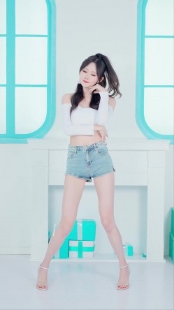 B站170长腿妹【芋圆有点甜】性感空姐写真丝袜美腿巨乳 热舞视频 截图4