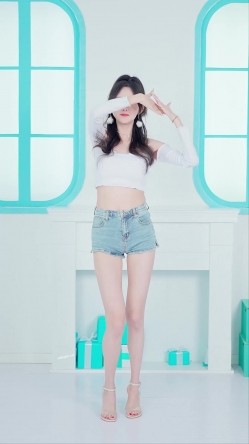 B站170长腿妹【芋圆有点甜】性感空姐写真丝袜美腿巨乳 热舞视频 截图5