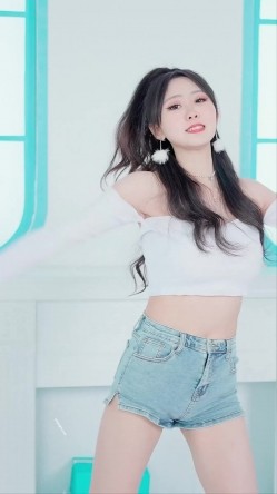 B站170长腿妹【芋圆有点甜】性感空姐写真丝袜美腿巨乳 热舞视频 截图6