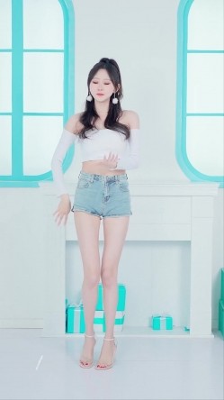 B站170长腿妹【芋圆有点甜】性感空姐写真丝袜美腿巨乳 热舞视频 截图7