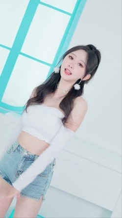 B站170长腿妹【芋圆有点甜】性感空姐写真丝袜美腿巨乳 热舞视频 截图8