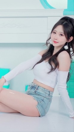 B站170长腿妹【芋圆有点甜】性感空姐写真丝袜美腿巨乳 热舞视频 截图9