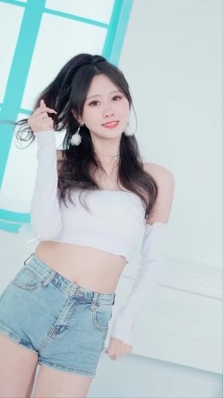 B站170长腿妹【芋圆有点甜】性感空姐写真丝袜美腿巨乳 热舞视频 截图10