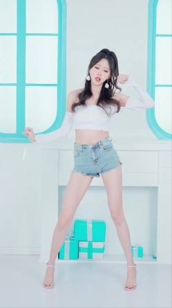 B站170长腿妹【芋圆有点甜】性感空姐写真丝袜美腿巨乳 热舞视频 截图11