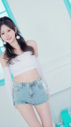 B站170长腿妹【芋圆有点甜】性感空姐写真丝袜美腿巨乳 热舞视频 截图12