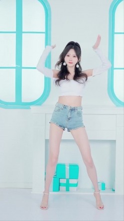 B站170长腿妹【芋圆有点甜】性感空姐写真丝袜美腿巨乳 热舞视频 截图13